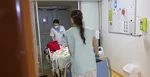 Na snímke zdratovníčky pri presune pacienta v Nemocnici Poprad.