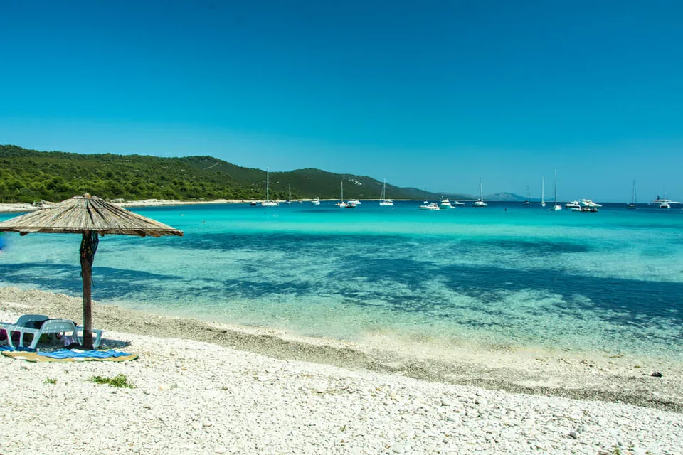 Read more about the article FOTO Znechutený turista: Takto naozaj vyzerá jedna z najkrajších pláží v Chorvátsku!