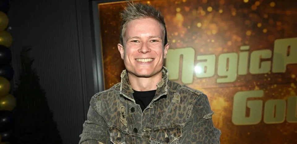 Read more about the article Strieborný spevák zo SuperStar je opäť single: Jeho lásku zničila pandémia!