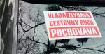 Nálepka na jednom z áut účastníkov protestu v Bratislave.