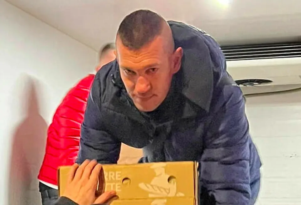 Read more about the article Celebrity to vzali do vlastných rúk. Boxerista a spevák pomáhajú utečencom na hraniciach