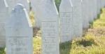 Cintorín, kde sú pochované obete srebrenickej masakry.