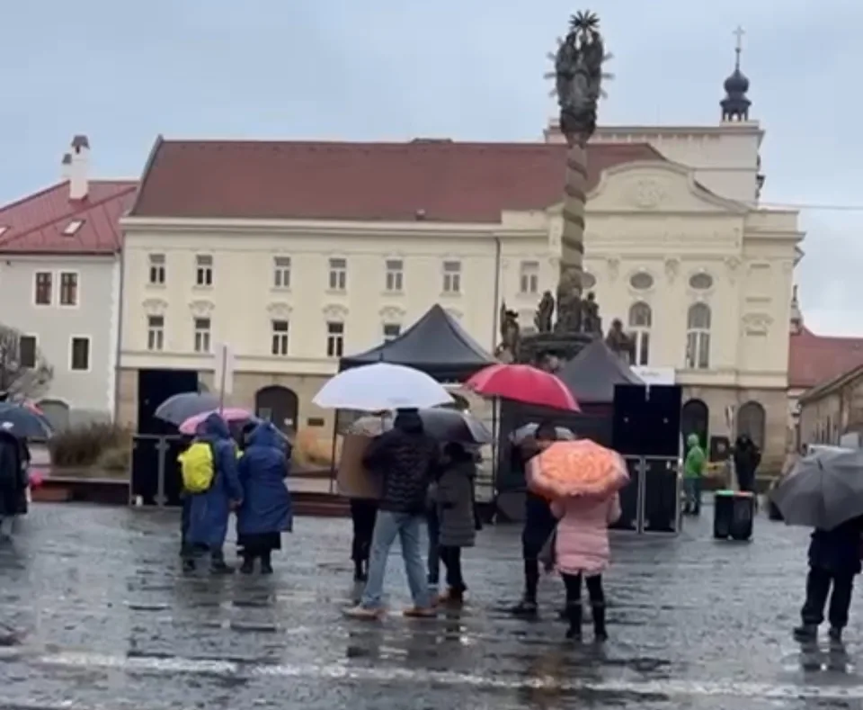Read more about the article Poriadny prepadák: Na opozičný protivládny protest v Trnave prišlo asi len 11 ľudí!