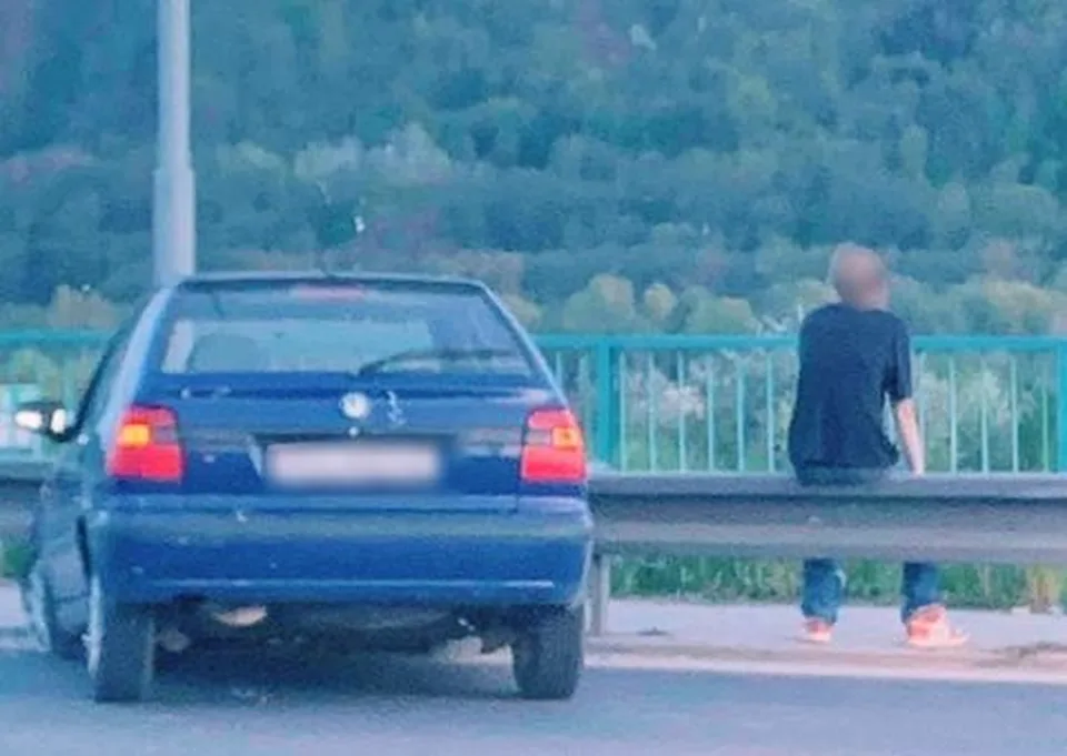 Read more about the article Opitý tínedžer sadol za volant a spôsobil nehodu: Zadržal ho policajt, ktorý náhodou prechádzal okolo