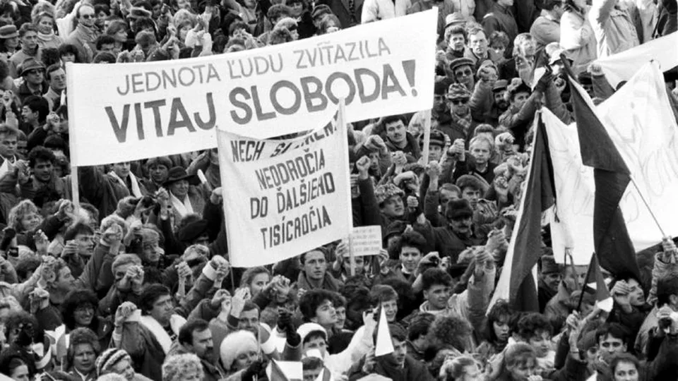 Read more about the article Spomínajte s nami. Dnes si pripomíname Nežnú revolúciu