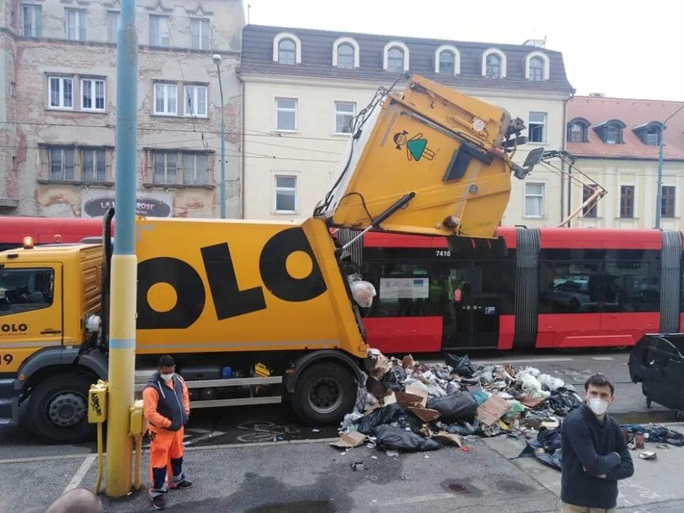 Read more about the article Zlisovaný v smetnej nádobe: Polícia našla muža, ktorý zomrel v smetiarskom aute. Tragédiu vyšetrujú