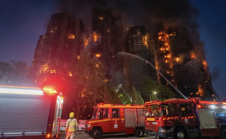 Read more about the article Obrovská tragédia v HongKongu: Po ničivom požiari obytnej budovy hlásia 44 obetí