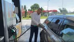 Peter Pellegrini počas tankovania paliva do nádrže svojho vozidla.