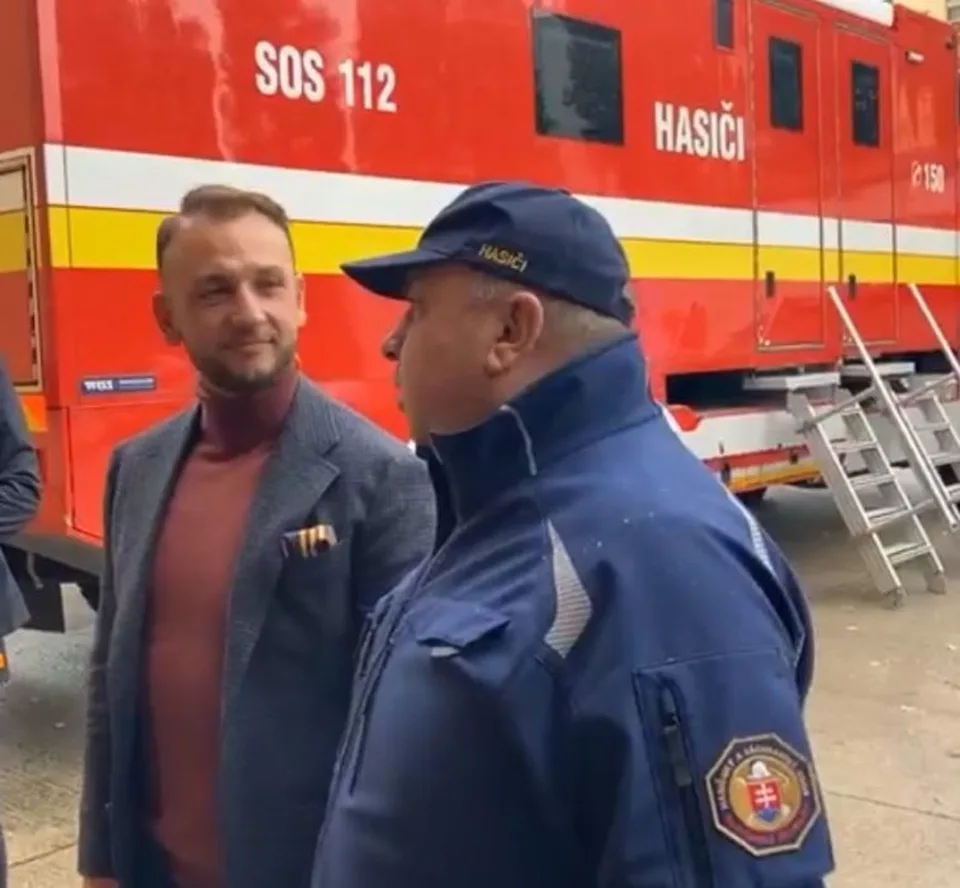 Read more about the article VIDEO Šéf rezortu vnútra odovzdal hasičom novú techniku, pomáhať im budú i ďalšie drony