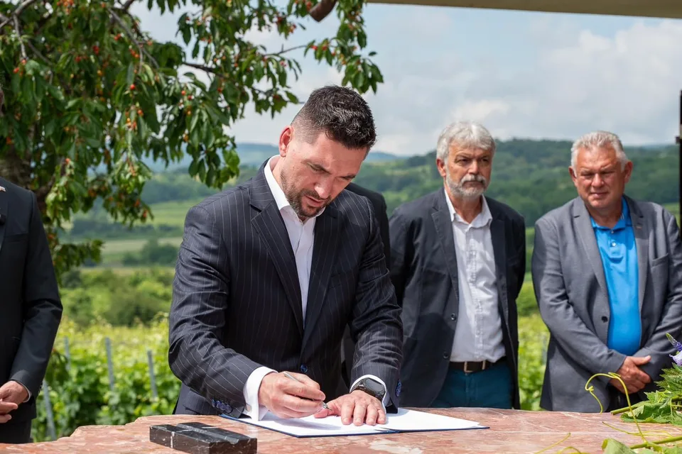 Read more about the article Slovenskí vinári a vinohradníci majú plnú podporu vlády: Podpísali spoločné memorandum
