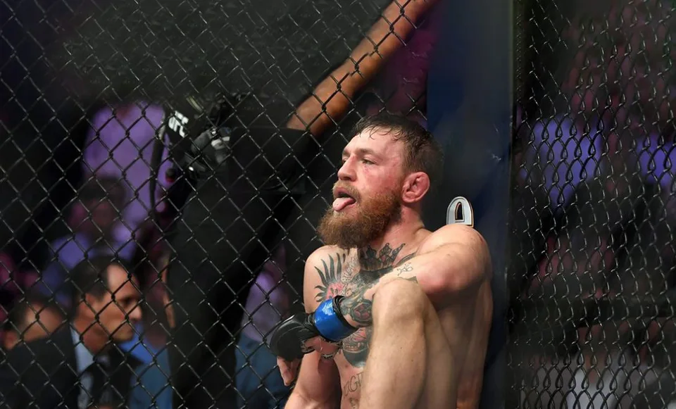 Read more about the article Trpký koniec zápasu pre McGregora: Po nepríjemnom zranení ho odnášali na  nosidlách!
