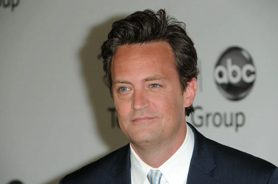 You are currently viewing Obrovský šok pre fanúšikov obľúbeného seriálu: Zomrel herec Matthew Perry, známy ako Chandler z Priateľov