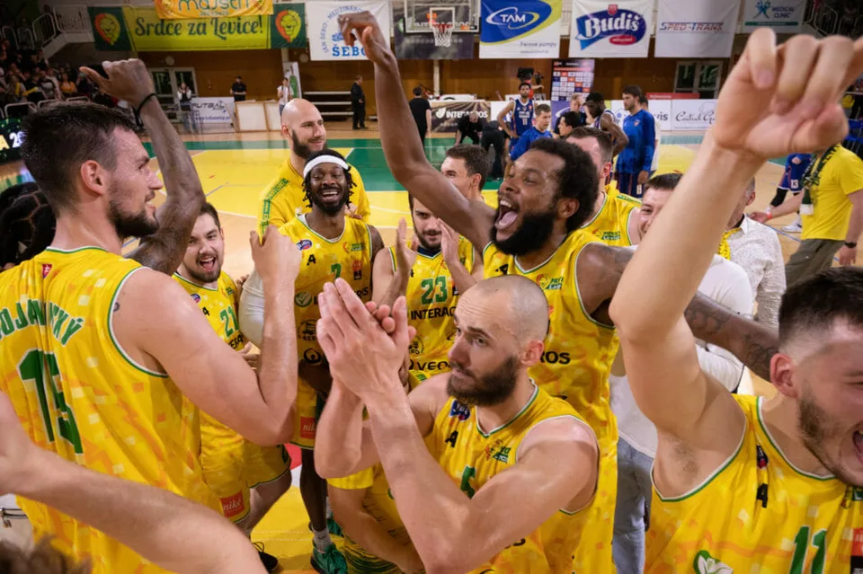 Read more about the article VIDEO Elektrizujúca atmosféra: Basketbalisti z Levíc majú tretí titul, zdolali Lučenec