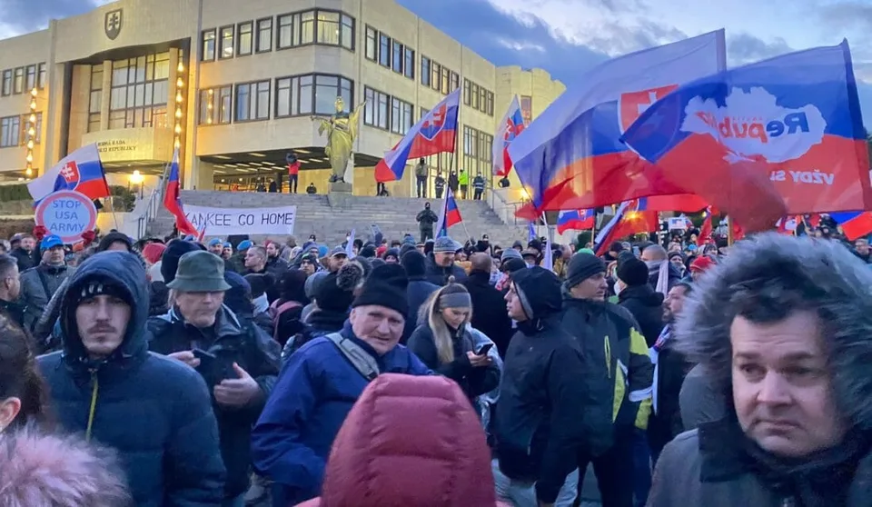 Read more about the article VIDEO Pred budovou parlamentu ľudia protestovali proti dohode s USA