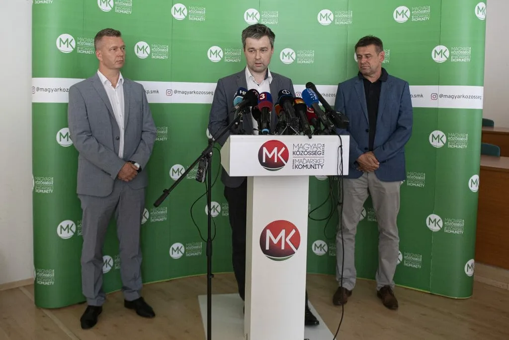 László Sólymos (Most-Híd), Szabolcs Mózes (Spolupatričnosť) a Krisztián Forró (Strana maďarskej komunity)