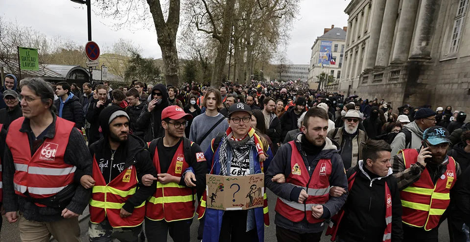 Read more about the article Vo Francúzsku to vrie! Protesty proti Macronovi neutíchajú: Ľudia odmetajú dôchodkovú reformu!