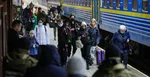 Ľudia, ktorí utekajú pred vojnovým konfliktom zo susednej Ukrajiny, vystupujú z vlaku na železničnej stanici v poľskom meste Przemyšl v piatok 25. februára 2022.