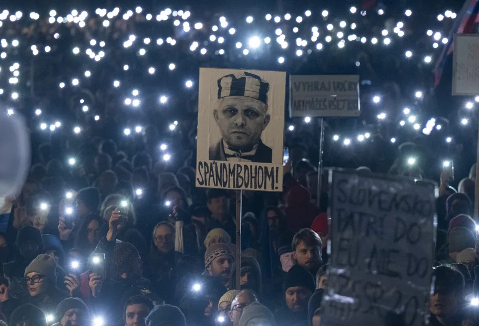 Read more about the article Protest v Trenčíne narušila odvážna žena. Spacifikovala ju organizátorka protestu z Demokratov
