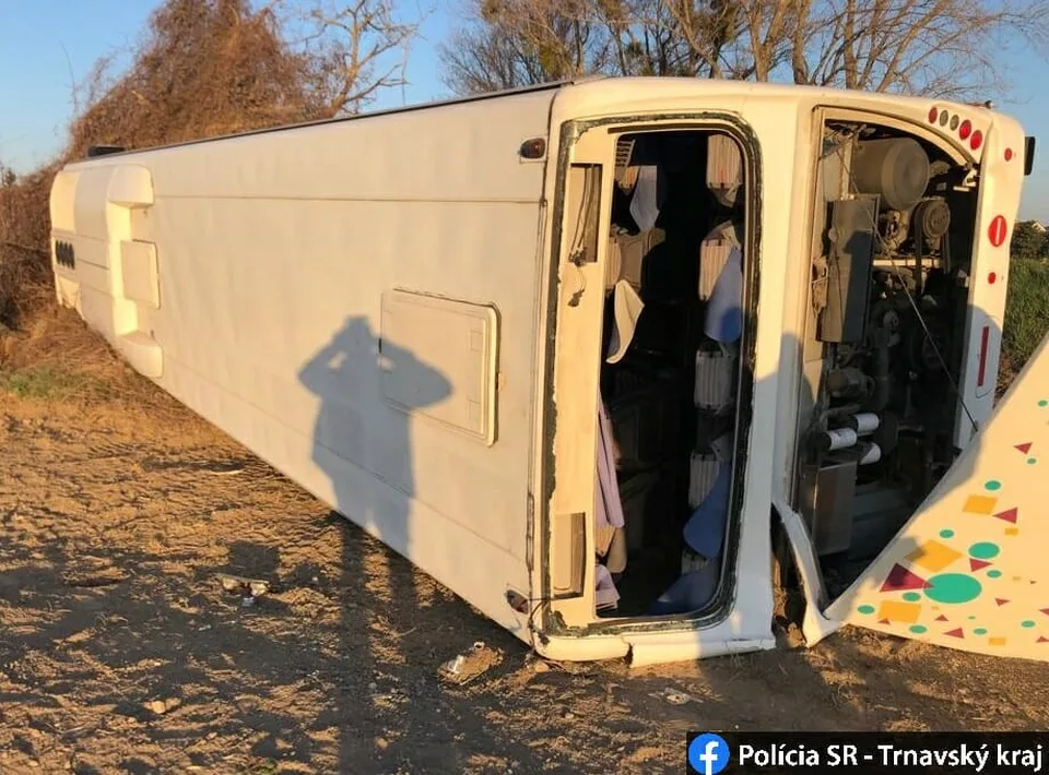 Read more about the article V Mostovej havaroval autobus. Ľudí prevážali do najbližších nemocníc