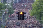 Ľudia protestujú proti násiliu v Belehrade v piatok 12. mája 2023.