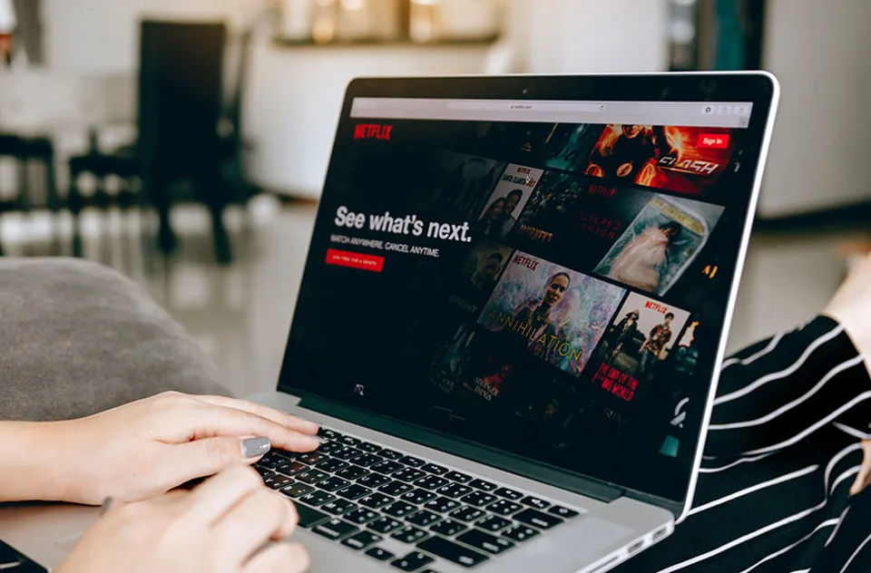 You are currently viewing Netflix zaznamenal výrazný pád akcií: Má finančné problémy?