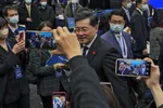 Novinári a delegáti si fotia čínskeho ministra zahraničných vecí Čchin Kanga po príhovore o globálnej bezpečnosti v Pekingu v utorok 21. februára 2023.