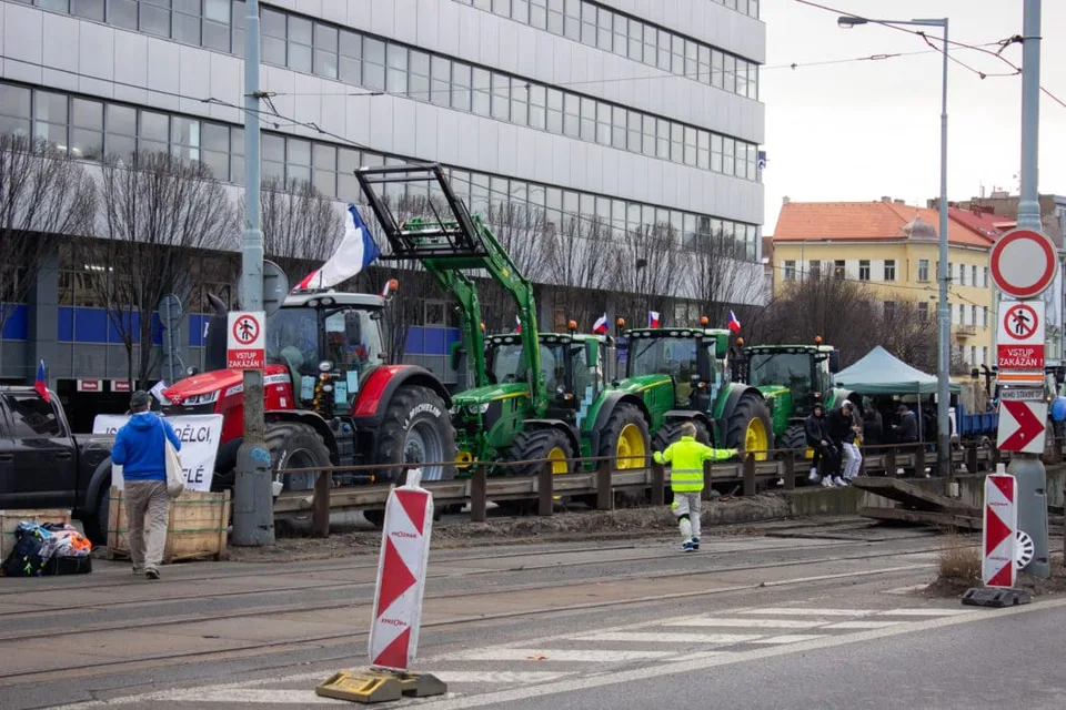 Read more about the article Časť farmárov odišla z Prahy nahnevaná: Niektorí budú do utorka protestovať pred Úradom vlády