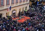 Na snímke ľudia zapaľujú sviečky pri pamätníku Nežnej revolúcie počas Dňa boja za slobodu a demokraciu na ulici Národní v Prahe