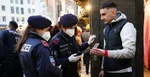 Policajti kontrolujú návštevníkom covidpasy na vianočných trhoch vo Viedni 17. novembra 2021.