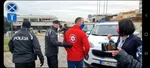 Polícia odváža spred parlamentu šéfa záchranárskej komory Štefana Majerského.