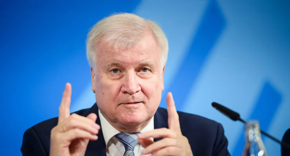 Read more about the article Nemecko chce cez mobily varovať pred záplavami. Seehofer: Neexistuje rozumný protiargument