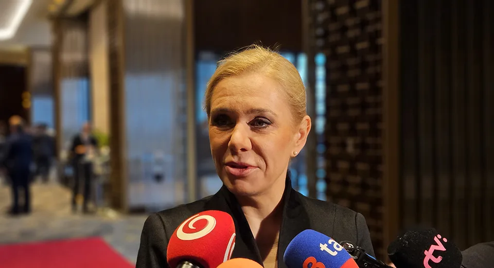 Read more about the article Trumpove clá na autá zasiahnu Slovensko: Saková varuje pred vážnymi dopadmi!