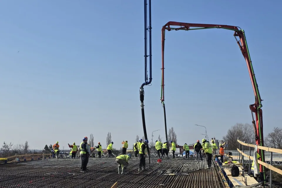Read more about the article Na stavbe železničného mosta v Seredi už zrealizovali betonáž