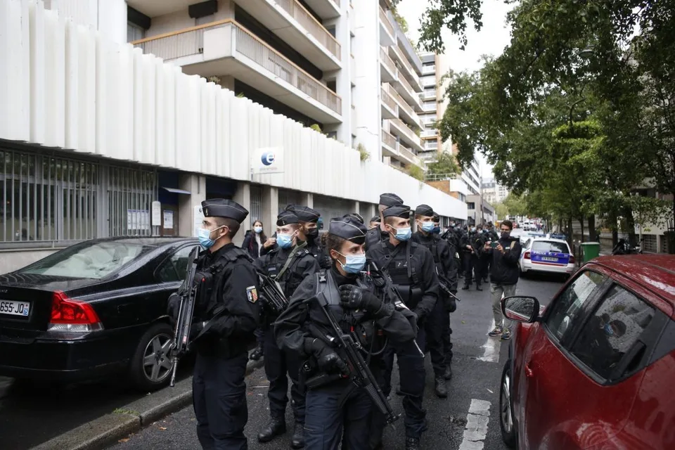 Read more about the article Francúzska polícia v súvislosti s vraždou učiteľa vykonala razie u militantov