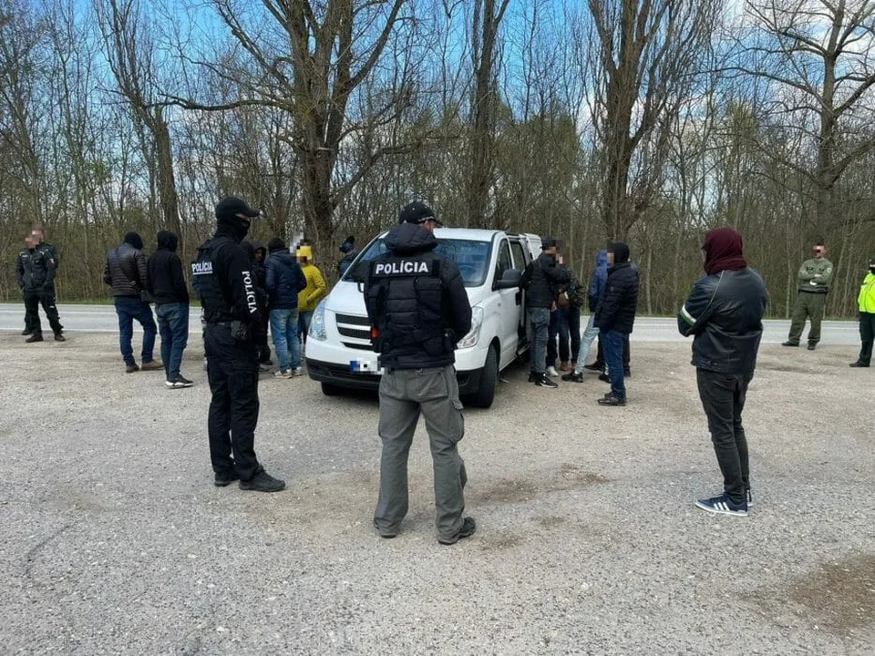 Read more about the article FOTO Až 18 migrantov sa ukrývalo v jedinom vozidle! Polícia zasahovala pri českých hraniciach