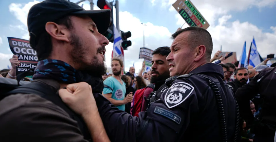 Read more about the article VIDEO Masové protesty proti Netanjahuovi: Vyše 450-tisíc ľudí v uliciach Izraela!