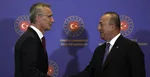 Generálny tajomník NATO Jens Stoltenberg (vľavo) a turecký minister zahraničných vecí Mevlüt Čavušoglu