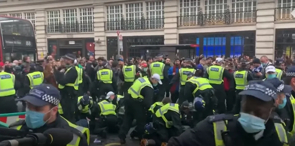 Read more about the article VIDEO Na londýnskej Oxford Street to vrelo! Prestaňte nás ovládať, kričali demonštranti