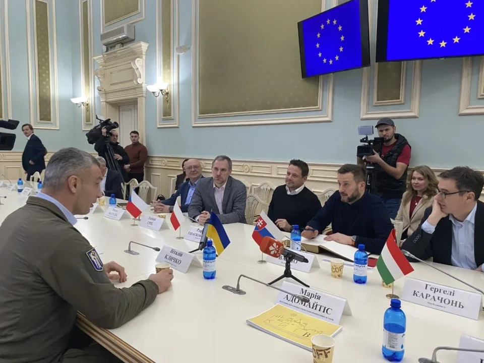 Read more about the article Vallo navštívil Kyjev, na stretnutí s Kličkom prisľúbil dlhodobú pomoc pri obnove Ukrajiny