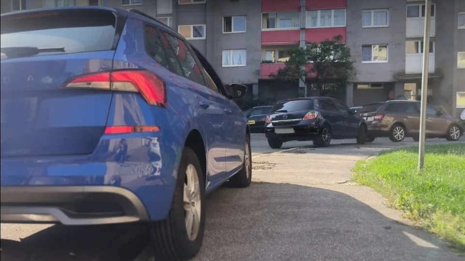 Read more about the article Vodiči POZOR! Ak ste nepreparkovali, čo najskôr tak urobte! Začal platiť zákaz parkovania na chodníkoch