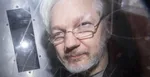 Zakladateľ Wikileaks Julian Assange odchádza vo väzenskom aute po pojednávaní na Westminsterskom magistrátnom súde v Londýne v pondelok 13. januára 2020.