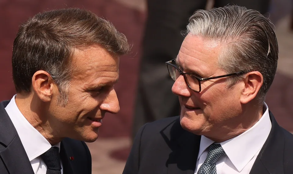 You are currently viewing Macron ocenil Starmera: Odchádzajúci premiér získal najvyššie francúzske vyznamenanie