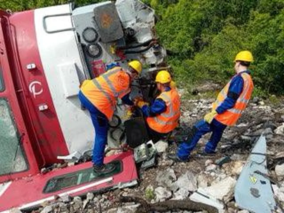 Read more about the article EXKLUZÍVNE FOTO Železničiari sa pustili do vraku pri Rožňave. Takto prebieha jeho likvidácia.