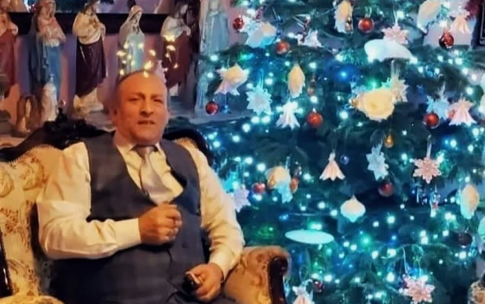 Read more about the article Vianoce u Rómov? Pod jedlom prehýbajúce sa stoly a okolo neho početná rodina