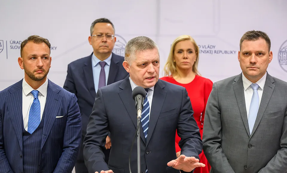 Read more about the article Lekár z Piešťan vyvesil nehorázny oznam. Kritikom EÚ, sympatizantom Ruska a Ficovej vlády vraj nemá čo predpísať