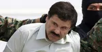 Na archívnej snímke z 22. februára 2014 príslušníci mexického námorníctva eskortujú známeho mexického narkobaróna Joaquína "El Chapa" Guzmána do vrtuľníka.