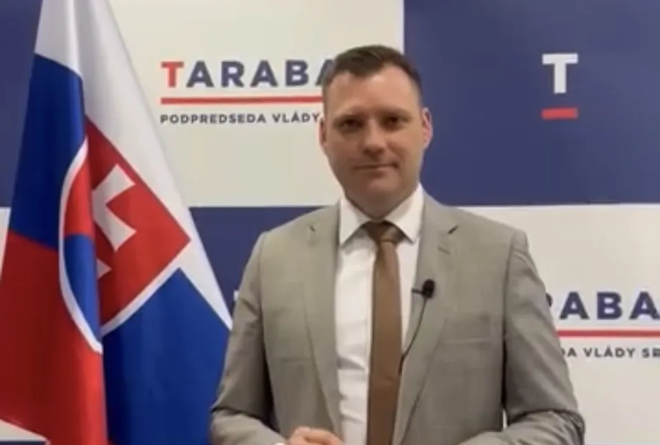 Read more about the article Zase sa vyznamenali! Taraba opäť poukazuje na dvojaký kilometer liberálnych médií
