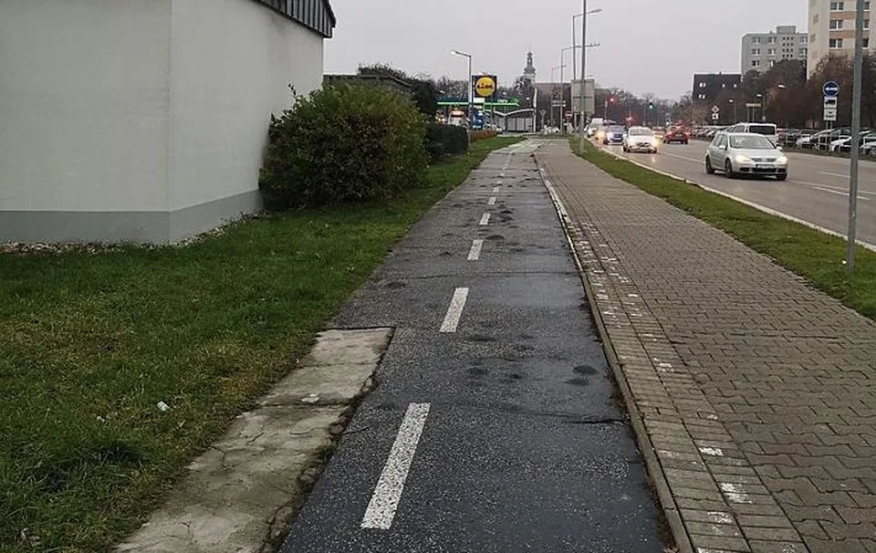Read more about the article Poškodená cyklotrasa na Hospodárskej ulici straší cyklistov už roky
