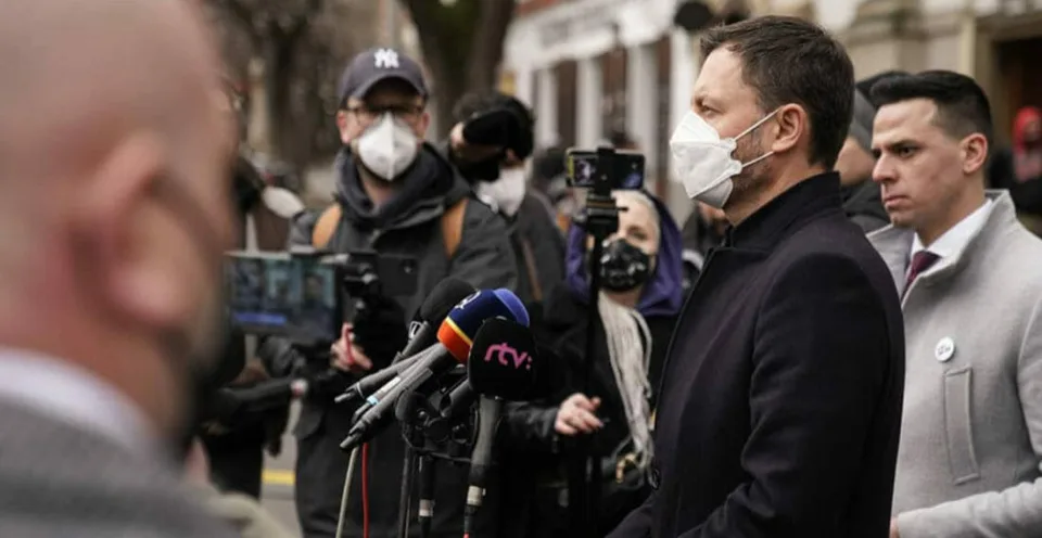 Read more about the article FOTO Heger pred pamätníkom Kuciaka odkázal politikom: Vážme, prosím, slová, buďme zdržanliví!