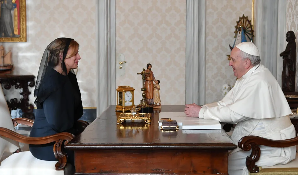 Read more about the article Zuzana Čaputová u pápeža: Prečo je nutné, aby mala čierny krajkový závoj?